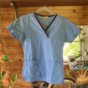 WomderWink women’s scrub top, v-neck, light blue with navy detail.